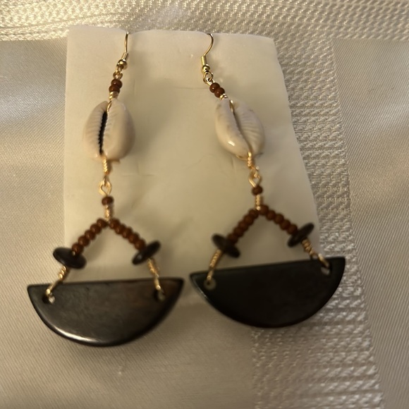 New handmade earrings with cowry shells and beads - Picture 3 of 3
